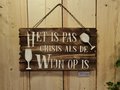 Houten Bord 'Het is pas Crisis als de wijn op is'